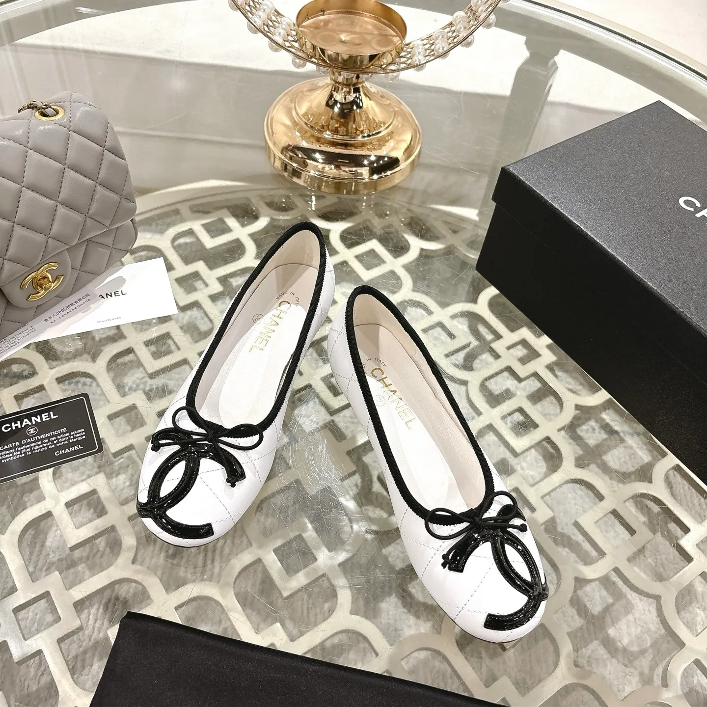 👟👟Ex-factory price 540👟👟 [Purchase-level quality] CHANEL Xiaoxiang 25/A new summer bow-tie shoes 💃 This pair of "dancing shoes" is really breathtakingly beautiful! Made of cowhide fabric + exquisite electric embroidery, every detail exudes a sense of high-end ~ classic bow design, Italian genuine leather sole, comfortable and elegant on the feet, a perfect must-have for fairies!  🌟 All counters are from the same source! All materials are customized according to the original 1:1, and are developed and patterned from genuine products. The quality is absolutely assured ~ a classic that must be bought every year, a versatile artifact that looks great whether paired with skirts or jeans!  💖 The perfect finishing touch for summer outfits, sisters, just do it! 👉 Fabric: Imported sheepskin Lining: Imported sheepskin Outsole: Private molded outsole Size: 35-40 Leather surface
